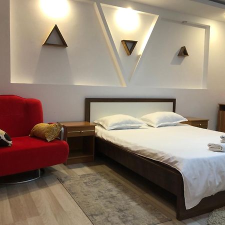 Charming And Intimate Getaway In Bucharest - Near Unirii Square Apartment Bagian luar foto