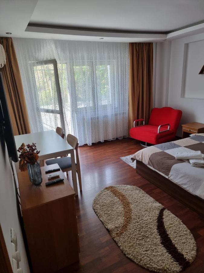 Charming And Intimate Getaway In Bucharest - Near Unirii Square Apartment Bagian luar foto