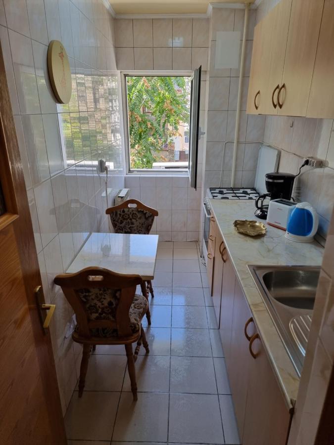 Charming And Intimate Getaway In Bucharest - Near Unirii Square Apartment Bagian luar foto