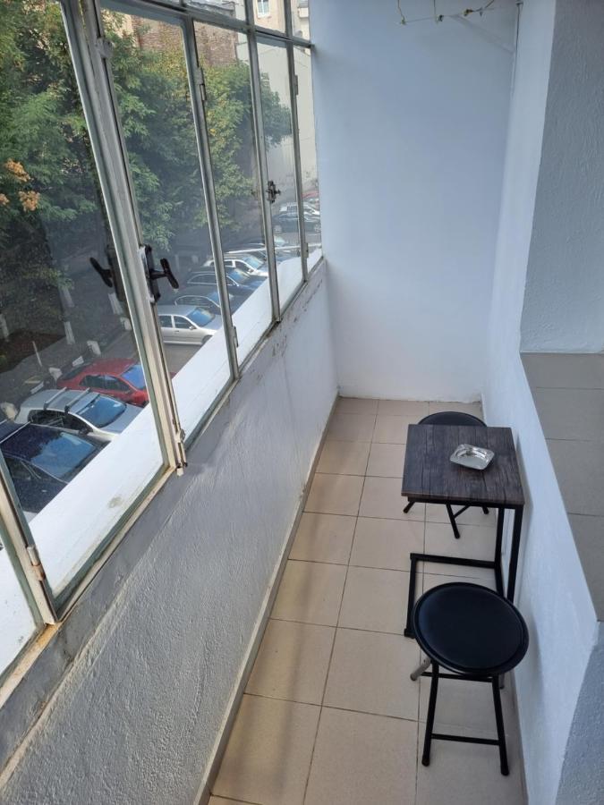 Charming And Intimate Getaway In Bucharest - Near Unirii Square Apartment Bagian luar foto
