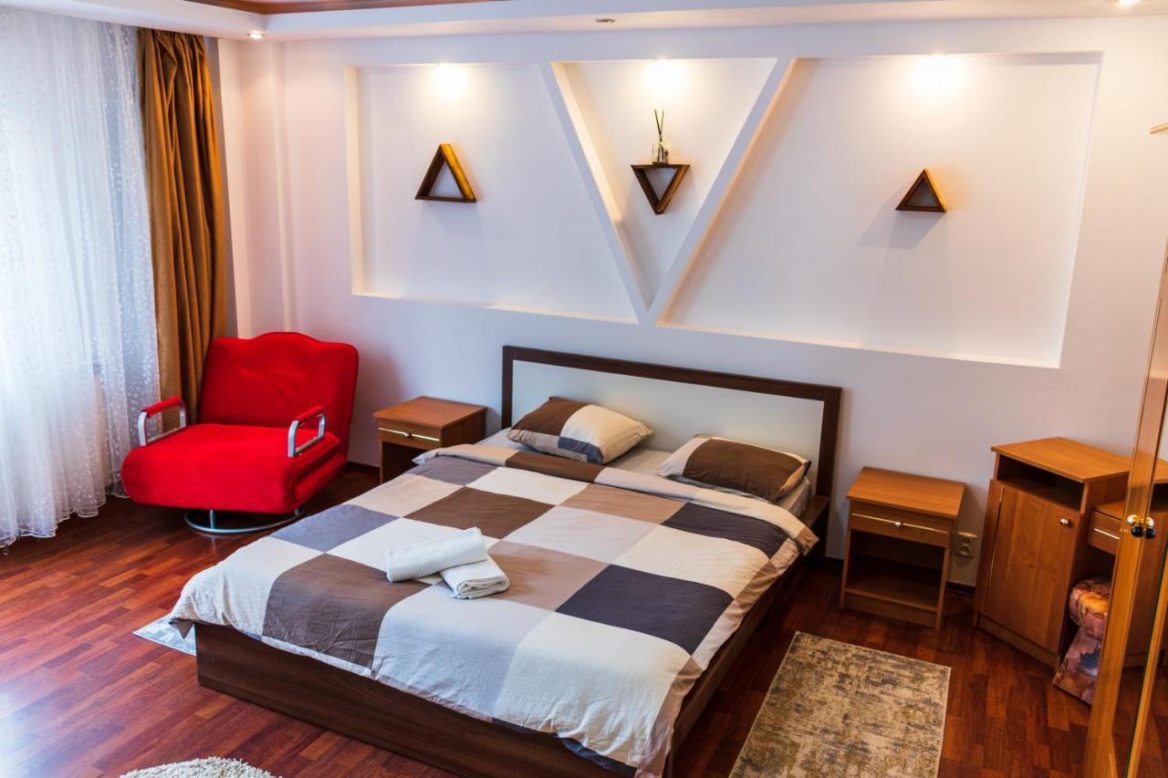 Charming And Intimate Getaway In Bucharest - Near Unirii Square Apartment Bagian luar foto